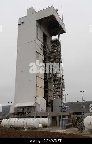 27 septembre 2021 ; Vandenberg AFB, Californie, États-Unis; la fusée ULA Atlas V 401 avec le Landsat 9 se trouve à l'intérieur de la tour de service mobile, en préparation du lancement. Crédit obligatoire : Stan Szeto-image du sport Banque D'Images