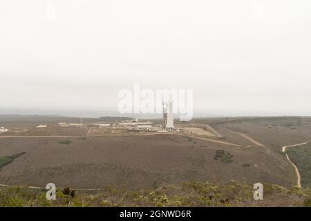 27 septembre 2021 ; Vandenberg AFB, Californie, États-Unis; vue générale du complexe de lancement spatial 3 (SLC-3). La Mobile Service Tower (MST) se tient sur la rampe de lancement et recule pour exposer la fusée ULA Atlas V 401 avec la mission Landsat 9 pour les lancements de la NASA et de l'USGS. Crédit obligatoire : Stan Szeto-image du sport Banque D'Images