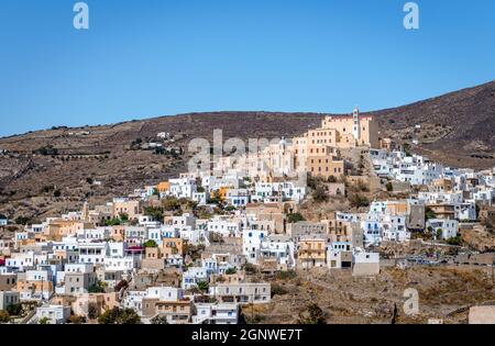 Vue sur Ano Syros, la colonie médiévale de l'île de Syros, avec l'église catholique romaine de Saint George au sommet de la colline. Cyclades, Grèce. Banque D'Images