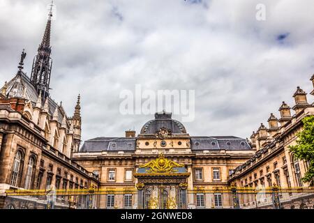 Cour d'appel du Golden Gate Palais de justice Cour Sainte Chappelle Eglise Paris France. Plus grande cour d'appel de France Banque D'Images