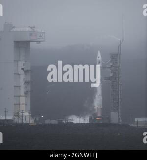 Team Vandenberg a lancé une fusée Atlas V United Launch Alliance à partir du Space Launch Complex-3 ici aujourd'hui, le 27 septembre, à 11 h 12, heure avancée du Pacifique. (É.-U. Photo Space Force par Airman First Class Rocio Romo) Banque D'Images