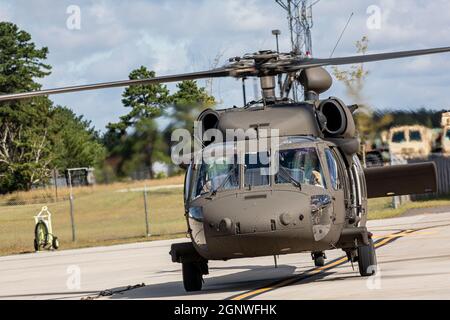 Un hélicoptère Black Hawk de l'armée américaine UH-60M avec le 1er-150e Bataillon d'hélicoptères d'assaut de la Garde nationale du New Jersey se prépare à partir de la base interarmées McGuire-dix-Lakehurst (N.J.), le 21 septembre 2021. (É.-U. Photo de la Garde nationale aérienne par le Sgt. Matt Hecht) Banque D'Images