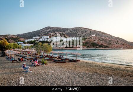 Les nageurs apprécient le coucher du soleil sur la plage de Galissas, un village de l'île de Syros, à environ 5 km d'Ermoupolis, la capitale de l'île. Banque D'Images