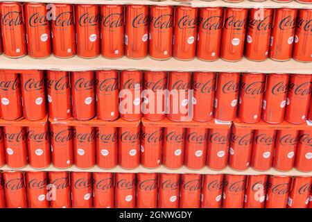 BOÎTES SANS SUCRE COCA COLA DANS LE MAGASIN DE NOURRITURE MEGA Banque D'Images