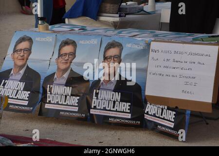 Marseille, France. 25 septembre 2021. Posters du député Jean-Luc Mélenchon candidat aux élections présidentielles françaises de 2022 vu pendant la fête du populaire Union.Organized par le parti d'extrême gauche ''la France insoumise'' (LFI), La fête de l'Union populaire commence la campagne du député français Jean-Luc Mélenchon pour les élections présidentielles françaises de 2022. (Image de crédit : © Gerard Bottino/SOPA Images via ZUMA Press Wire) Banque D'Images