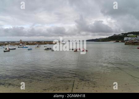 St Ives, Cornwall, Royaume-Uni. 12 septembre 2021. Marée haute dans le port de St Ives, Cornwall.St Ives est l'une des villes les plus célèbres de Cornwall Angleterre. Chaque été, les vacanciers affluent à St Ives pour profiter des plages de sable blanc et de la campagne environnante. (Image de crédit : © Edward Crawford/SOPA Images via ZUMA Press Wire) Banque D'Images