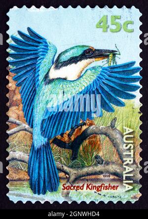 AUSTRALIE - VERS 1999 : un timbre imprimé en Australie montre le petit-pêcheur sacré, Tobramphus Sanctus, Kingfisher de taille moyenne, vers 1999 Banque D'Images