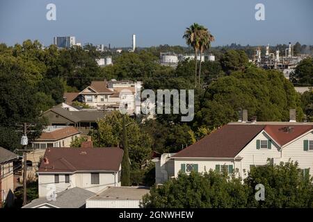 Après-midi vue aérienne d'un quartier et d'une industrie près du centre-ville urbain de Modesto, Californie, États-Unis. Banque D'Images