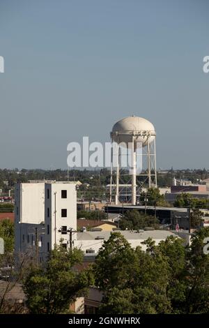 Après-midi vue aérienne de l'industrie dans le centre-ville urbain de Modesto, Californie, États-Unis. Banque D'Images