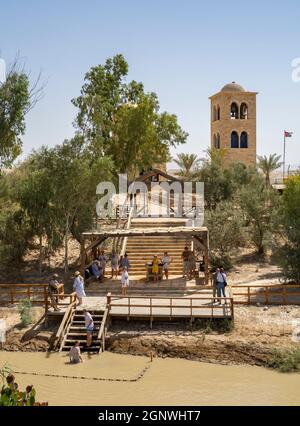 Bethany, Jordanie - 26 septembre 2021 : les pèlerins s'immergent dans le fleuve Jourdain, berlé par un soldat jordanien, à Bethany - un site baptismal Banque D'Images