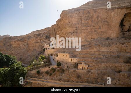 Wadi Qelt, Israël - 26 septembre 2021 : le monastère de saint George, construit sur les murs du ruisseau Prat (Wadi Qelt), dans le désert de Judée, Israël. Banque D'Images