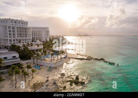 Cancun, Mexique - 17 septembre 2021 : vue sur le magnifique Hotel Riu Palace Las Americas dans la zone hôtelière de Cancun. Riviera Maya dans Quintana Roo Banque D'Images