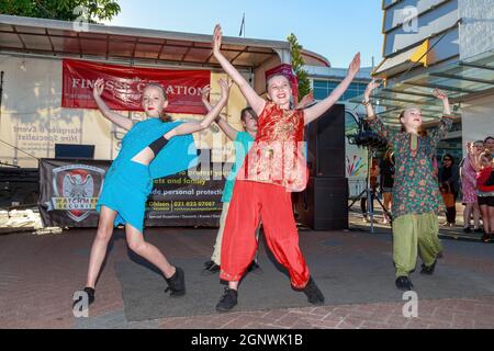 Les jeunes femmes dansent en costume indien pendant les célébrations de Diwali (le festival hindou des lumières) à Tauranga, en Nouvelle-Zélande Banque D'Images