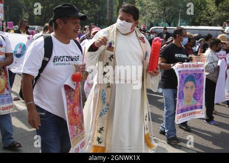 Des personnes se joignent à une manifestation à l'avenue Reforma, pour soutenir les parents de 43 étudiants d'Ayotzinapa, pour exiger la justice par disparition forcée par les autorités mexicaines. 7 ans se sont écoulés depuis la disparition forcée des 43 élèves de l'école rurale normale 'Isidro Burgos' d'Ayotzinapa par la police municipale de Guerrero. Le gouvernement n'a pas clarifié le cas des 43 étudiants d'Ayotzinapa. Mexico, Mexique, 26 septembre 2021. Photo d'Ismael Rosas/Eyepix/ABACAPRESS.COM Banque D'Images