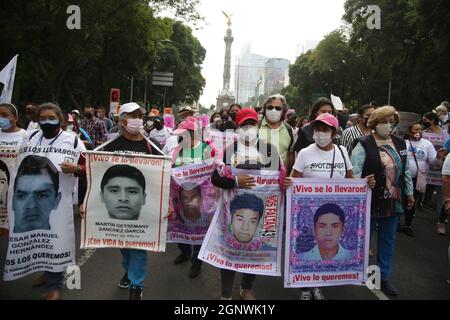 Des personnes se joignent à une manifestation à l'avenue Reforma, pour soutenir les parents de 43 étudiants d'Ayotzinapa, pour exiger la justice par disparition forcée par les autorités mexicaines. 7 ans se sont écoulés depuis la disparition forcée des 43 élèves de l'école rurale normale 'Isidro Burgos' d'Ayotzinapa par la police municipale de Guerrero. Le gouvernement n'a pas clarifié le cas des 43 étudiants d'Ayotzinapa. Mexico, Mexique, 26 septembre 2021. Photo d'Ismael Rosas/Eyepix/ABACAPRESS.COM Banque D'Images