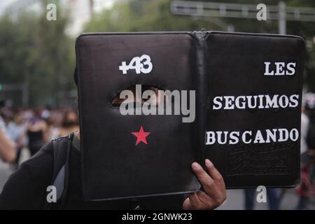 Des personnes se joignent à une manifestation à l'avenue Reforma, pour soutenir les parents de 43 étudiants d'Ayotzinapa, pour exiger la justice par disparition forcée par les autorités mexicaines. 7 ans se sont écoulés depuis la disparition forcée des 43 élèves de l'école rurale normale 'Isidro Burgos' d'Ayotzinapa par la police municipale de Guerrero. Le gouvernement n'a pas clarifié le cas des 43 étudiants d'Ayotzinapa. Mexico, Mexique, 26 septembre 2021. Photo d'Ismael Rosas/Eyepix/ABACAPRESS.COM Banque D'Images