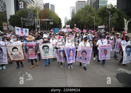 Des personnes se joignent à une manifestation à l'avenue Reforma, pour soutenir les parents de 43 étudiants d'Ayotzinapa, pour exiger la justice par disparition forcée par les autorités mexicaines. 7 ans se sont écoulés depuis la disparition forcée des 43 élèves de l'école rurale normale 'Isidro Burgos' d'Ayotzinapa par la police municipale de Guerrero. Le gouvernement n'a pas clarifié le cas des 43 étudiants d'Ayotzinapa. Mexico, Mexique, 26 septembre 2021. Photo d'Ismael Rosas/Eyepix/ABACAPRESS.COM Banque D'Images