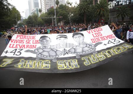 Des personnes se joignent à une manifestation à l'avenue Reforma, pour soutenir les parents de 43 étudiants d'Ayotzinapa, pour exiger la justice par disparition forcée par les autorités mexicaines. 7 ans se sont écoulés depuis la disparition forcée des 43 élèves de l'école rurale normale 'Isidro Burgos' d'Ayotzinapa par la police municipale de Guerrero. Le gouvernement n'a pas clarifié le cas des 43 étudiants d'Ayotzinapa. Mexico, Mexique, 26 septembre 2021. Photo d'Ismael Rosas/Eyepix/ABACAPRESS.COM Banque D'Images