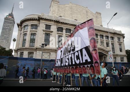 Des personnes se joignent à une manifestation à l'avenue Reforma, pour soutenir les parents de 43 étudiants d'Ayotzinapa, pour exiger la justice par disparition forcée par les autorités mexicaines. 7 ans se sont écoulés depuis la disparition forcée des 43 élèves de l'école rurale normale 'Isidro Burgos' d'Ayotzinapa par la police municipale de Guerrero. Le gouvernement n'a pas clarifié le cas des 43 étudiants d'Ayotzinapa. Mexico, Mexique, 26 septembre 2021. Photo d'Ismael Rosas/Eyepix/ABACAPRESS.COM Banque D'Images