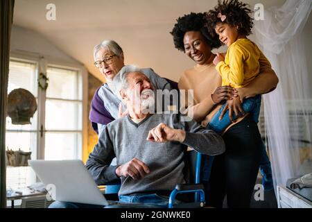 Bonne réunion de famille multi-génération autour de notebbok et de s'amuser pendant un appel vidéo Banque D'Images