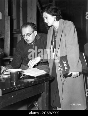 Réalisateur FRITZ LANG et Continuity Girl DOROTHY HUGHES sur set script de contrôle franc pendant le tournage du SECRET AU-DELÀ DE LA PORTE 1947 réalisateur FRITZ LANG Story Rufus King scénario Silvia Richards musique Miklos Rozsa robes Travis Banton Walter Wanger Productions (comme une production Diana) / Universal Pictures Banque D'Images