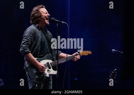 24 septembre 2021 : Dana point, Californie, États-Unis : Eddie Vedder se produit à la plage d'État de Doheny, à OhanaFest. (Image de crédit : © Marissa carter/ZUMA Press Wire) Banque D'Images