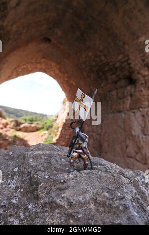 Toy teutonic Knught braser dans le château de Montfort, un château Crusader en ruines dans la région de la haute Galilée. Israël Banque D'Images