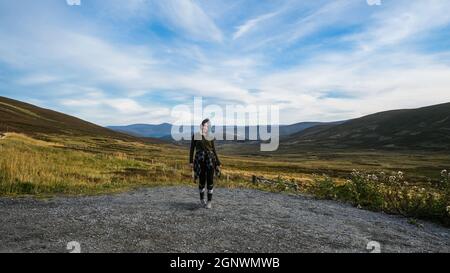 Voyage en voiture seul à travers les Highlands écossais Banque D'Images