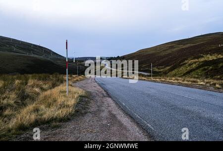 Voyage en voiture seul à travers les Highlands écossais Banque D'Images