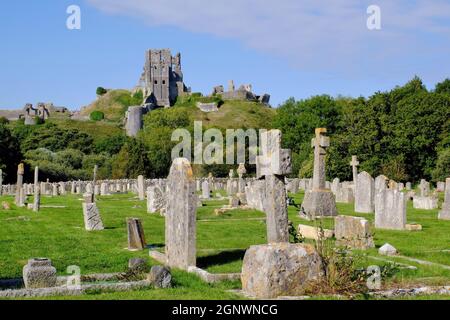 Vue sur le château de Corfe et le cimetière du château de Corfe, île de Purbeck, Dorset, Angleterre Banque D'Images