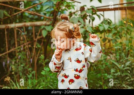 enfant dans le jardin avec baies Banque D'Images