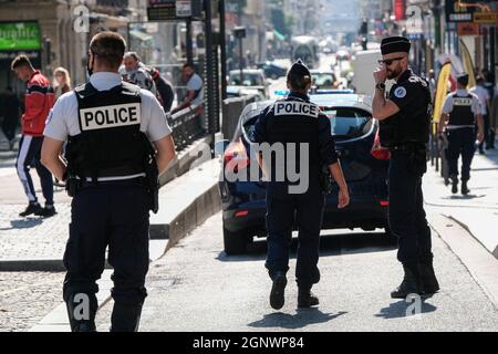 Lyon, France, 23 septembre 2021. Une patrouille d'officiers de police de l'arrière regardant à l'avant d'une démonstration d'enseignants. Banque D'Images