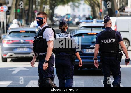 Lyon, France, 23 septembre 2021. Une patrouille d'officiers de police de l'arrière regardant à l'avant d'une démonstration d'enseignants. Banque D'Images