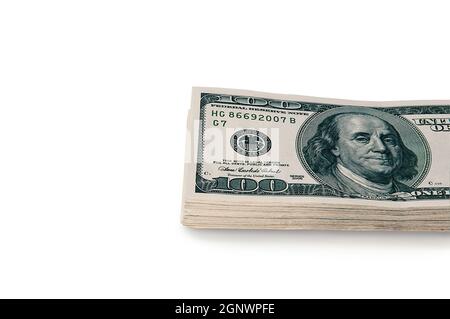Une grande pile de billets de cent dollars sur fond blanc. Isolé. Mise en page, maquette, emplacement pour le lettrage et le logo. Banque D'Images