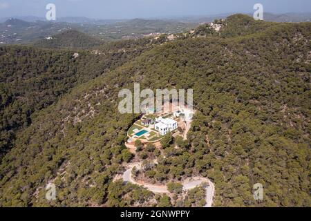 Photo aérienne de l'île espagnole d'Ibiza montrant les belles montagnes avec une villa isolée dans les collines de Cala Llonga en été Banque D'Images