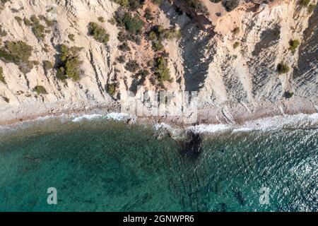 Photo aérienne de l'île espagnole d'Ibiza montrant le beau front de mer et le sommet de la falaise à Cala Llonga en été dans les îles Baléares, Banque D'Images