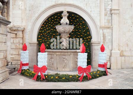 Petite fontaine Onofrio décorée de couronnes de l'Avent et de bougies à Dubrovnik, Croatie Banque D'Images