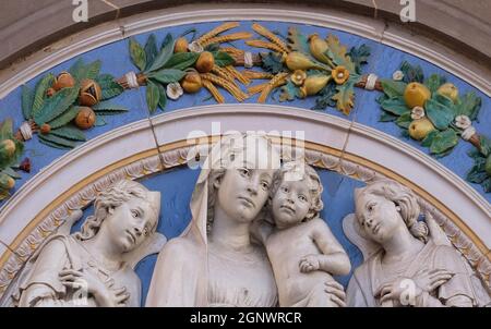 Madonna avec enfant et deux Anges, lunette de Giovanni Buglioni, au-dessus de l'entrée de la Badia Fiorentina à Florence, Toscane, Italie Banque D'Images