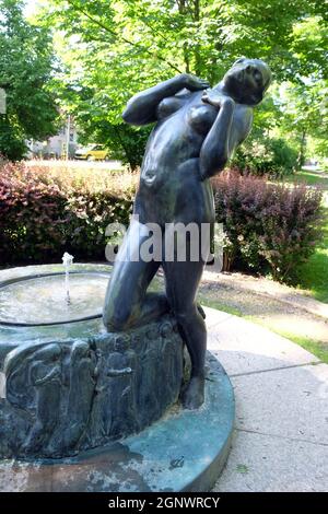 Fontaine avec une sculpture Élégie de la célèbre sculpteur croate Ivana franges sur Rokov perivoj à Zagreb, Croatie Banque D'Images