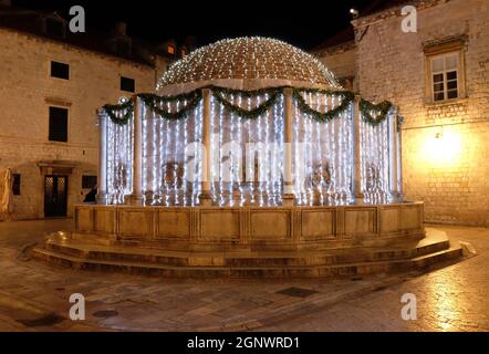 Onofrio fontaine décorée avec des lumières de Noël et des ornements, brillant dans l'atmosphère romantique, Dubrovnik, Croatie Banque D'Images