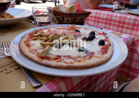 Une pizza classique quattro stagioni servie à l''extérieur dans un restaurant pizzeria de Lucques, en Italie Banque D'Images