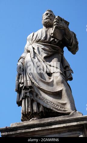 Statue de l'Apôtre saint Pierre sur le Ponte Sant'Angelo à Rome, Italie Banque D'Images