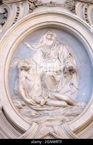 Notre Dame des Sorrows, basse relief sur la façade de l'église Sant Andrea de Urso à Rome, Italie Banque D'Images