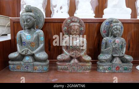 Des statues de Bouddha sont exposées dans une boutique de souvenirs d'Agra, Uttar Pradesh, Inde Banque D'Images