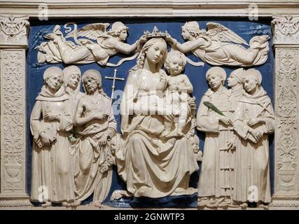 Madonna Enthroned, travail de Luca della Robbia, chapelle des Médicis, Basilica di Santa Croce (Basilique de la Sainte Croix) - La célèbre église franciscaine dans Floren Banque D'Images