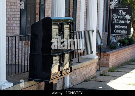 Greenville, Alabama, États-Unis - 24 septembre 2021 : boîtes en papier devant le bureau du Greenville Advocate, le journal local servant la Camilla CIT Banque D'Images