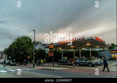 Londres, Royaume-Uni. 28 septembre 2021. Les pénuries de carburant s'envenimer en raison des achats de panique, car Sainsburys, près de Clapham South, est à nouveau ouvert avec de longues files d'attente. Cette pénurie est le résultat d’un manque de conducteurs de navires-citernes en raison de l’impact prolongé du Brexit sur les travailleurs migrants européens. Crédit : Guy Bell/Alay Live News Banque D'Images