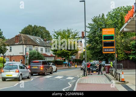 Londres, Royaume-Uni. 28 septembre 2021. Les pénuries de carburant s'envenimer en raison des achats de panique, car Sainsburys, près de Clapham South, est à nouveau ouvert avec de longues files d'attente. Cette pénurie est le résultat d’un manque de conducteurs de navires-citernes en raison de l’impact prolongé du Brexit sur les travailleurs migrants européens. Crédit : Guy Bell/Alay Live News Banque D'Images