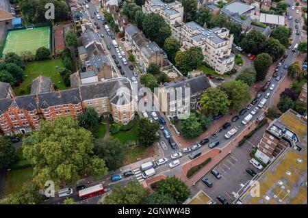 Londres, Royaume-Uni. 28 septembre 2021. Les pénuries de carburant s'envenimer en raison des achats de panique, car Sainsburys, près de Clapham South, est à nouveau ouvert avec de longues files d'attente. Cette pénurie est le résultat d’un manque de conducteurs de navires-citernes en raison de l’impact prolongé du Brexit sur les travailleurs migrants européens. Crédit : Guy Bell/Alay Live News Banque D'Images