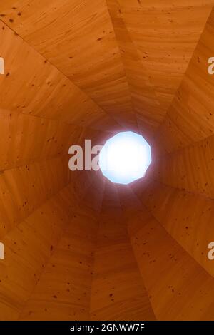 Tour ou tunnel en bois avec structures en bois ou lumière au bout du tunnel Banque D'Images